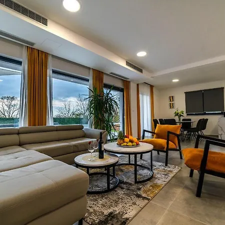 4 Bedroomlovely In Ferienhaus Poreč