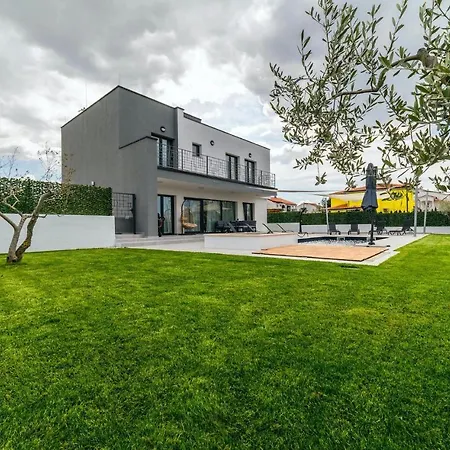 Ferienhaus 4 Bedroomlovely In Poreč