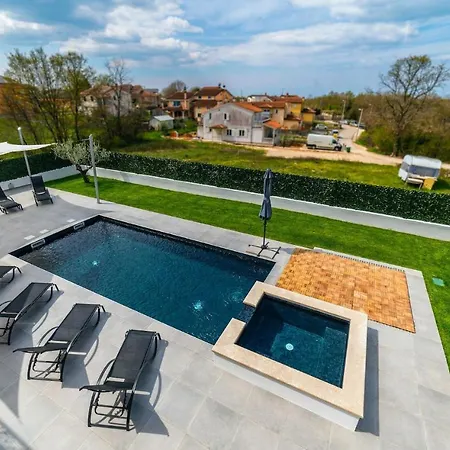 4 Bedroomlovely In Ferienhaus Poreč