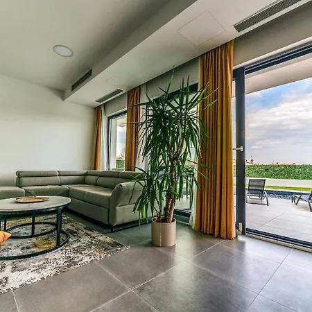 4 Bedroomlovely In Holiday home Porec