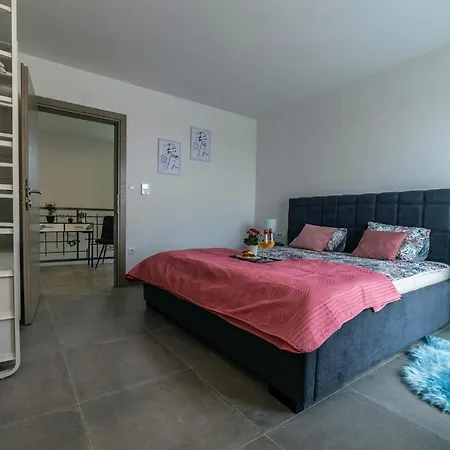 4 Bedroomlovely In Holiday home *