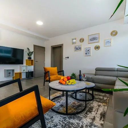 4 Bedroomlovely In Holiday home